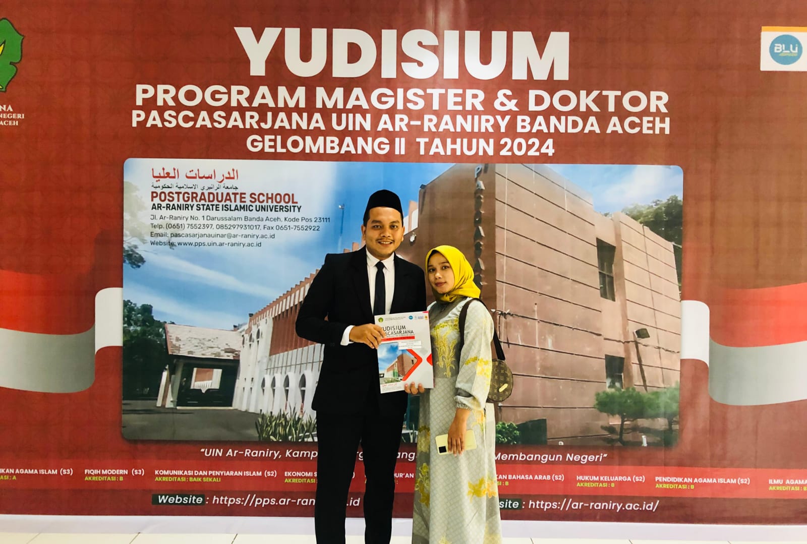 Ikhsanul Arusni Berfoto Bersama Isteri Usai Yudisium