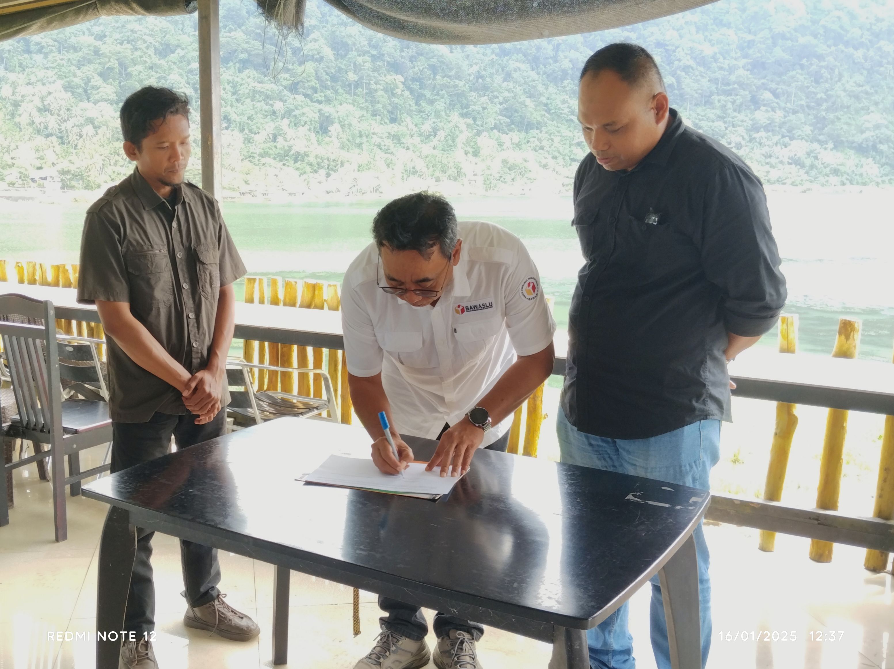 Ketua Bawaslu Sabang Teken Komitmen Keterbukaan Informasi Publik, Disaksi Oleh Ketua Komisi Informasi Aceh