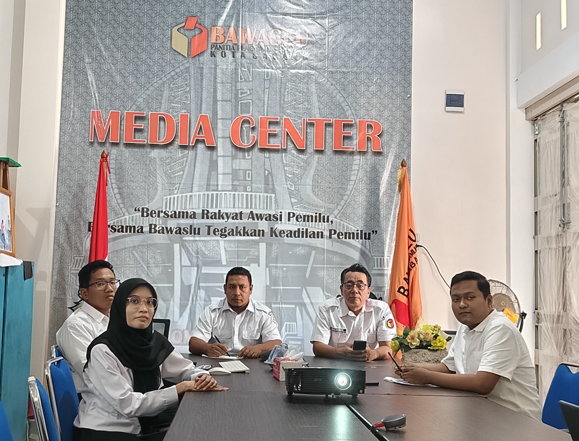 Pembina dan Jajaran PPID Bawaslu Kota Sabang Ikuti Rakor Monev Penilaian Keterbukaan Informasi Publik yang Digelar Secara Virtual