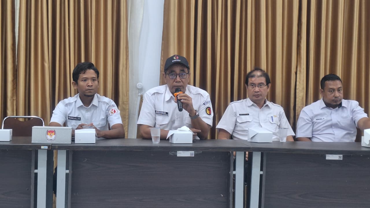 Pimpinan dan Staf Bawaslu Kota Sabang Hadiri Kegiatan Sosialisasi SIPOL Semester I 2026