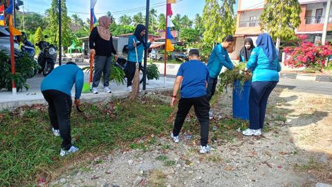 Jajaran Sekretariat Bawaslu Kota Sabang Membersihkan Lingkungan Sekretariat