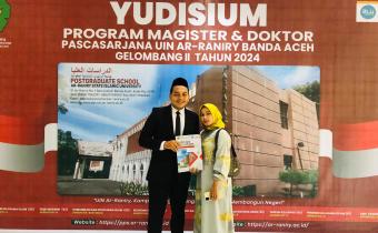 Ikhsanul Arusni Berfoto Bersama Isteri Usai Yudisium