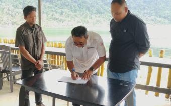 Ketua Bawaslu Sabang Teken Komitmen Keterbukaan Informasi Publik, Disaksi Oleh Ketua Komisi Informasi Aceh
