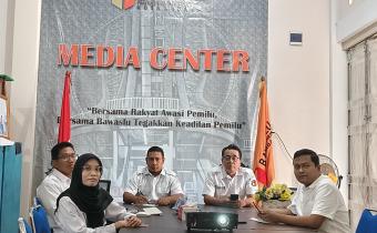 Pembina dan Jajaran PPID Bawaslu Kota Sabang Ikuti Rakor Monev Penilaian Keterbukaan Informasi Publik yang Digelar Secara Virtual