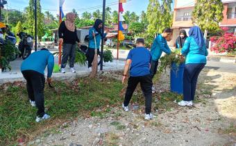 Jajaran Sekretariat Bawaslu Kota Sabang Membersihkan Lingkungan Sekretariat
