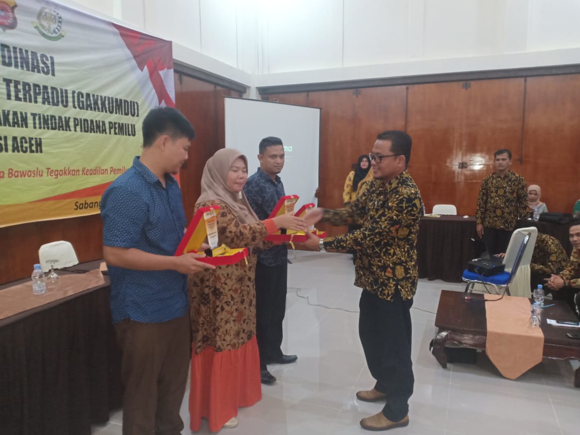 Penyerahan Plakat Penghargaan